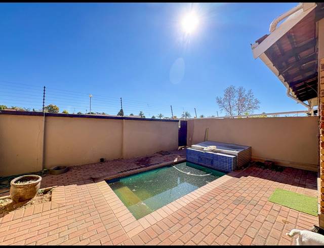 1.5 BEDROOM TOWNHOUSE FOR SALE IN SUNWARD PARK
